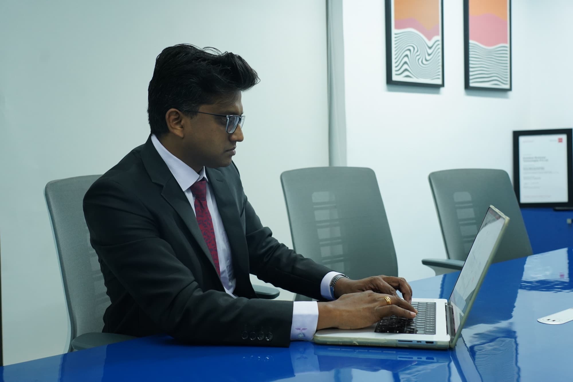 An Acenteus adviser at work